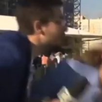 Insisten en el acoso: reportera se espantó con hincha que intentó besarla