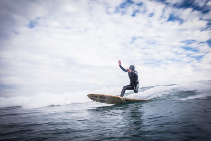 Va-Llena: la primera tabla chilena de surf hecha de residuos playeros