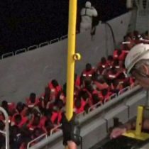 El momento en que el Aquarius, el barco rechazado por Italia y Malta, rescata a decenas de personas del Mediterráneo