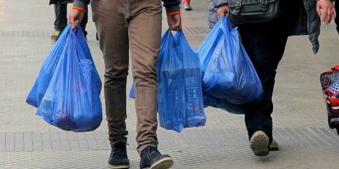 Hoy comienza la prohibición de entrega de bolsas plásticas en el gran comercio chileno Hoy comienza la prohibición de entrega de bolsas plásticas en el gran comercio chileno