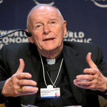 Suspenden a arzobispo emérito de Washington involucrado en abusos sexuales hace 50 años
