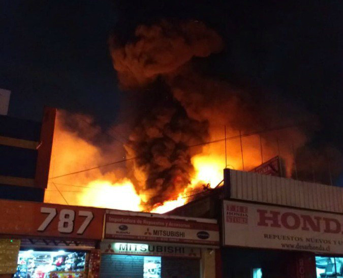 Incendio en el centro de Santiago afecta a un local comercial
