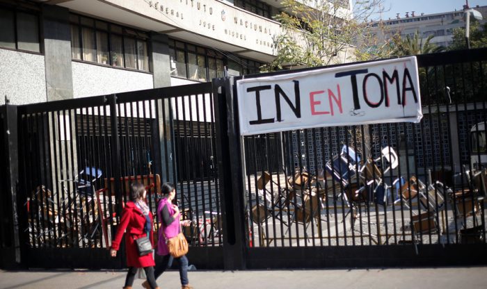 Apoderados del Instituto Nacional se querellan por violento desalojo de los estudiantes Apoderados del Instituto Nacional se querellan por violento desalojo de los estudiantes