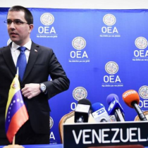 Arreaza acusa a Piñera de 