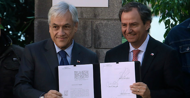 Piñera anuncia Sistema de Financiamiento Solidario que reemplazará al CAE: instituciones deberán asumir diferencia de arancel Piñera anuncia Sistema de Financiamiento Solidario que reemplazará al CAE: instituciones deberán asumir diferencia de arancel
