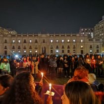 ¡Basta! Con velatón en La Moneda y distintos puntos del país, feministas se manifiestan por los femicidios que conmocionan al país