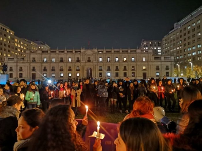 ¡Basta! Con velatón en La Moneda y distintos puntos del país, feministas se manifiestan por los femicidios que conmocionan al país ¡Basta! Con velatón en La Moneda y distintos puntos del país, feministas se manifiestan por los femicidios que conmocionan al país