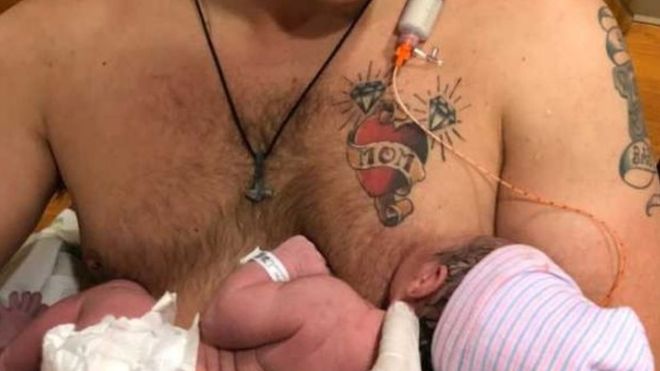 El padre que “amamanta” a su hija recién nacida cuando la madre no puede El padre que