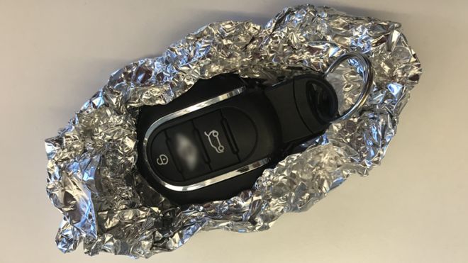 ¿Por qué recomiendan envolver las llaves del auto en papel de aluminio?