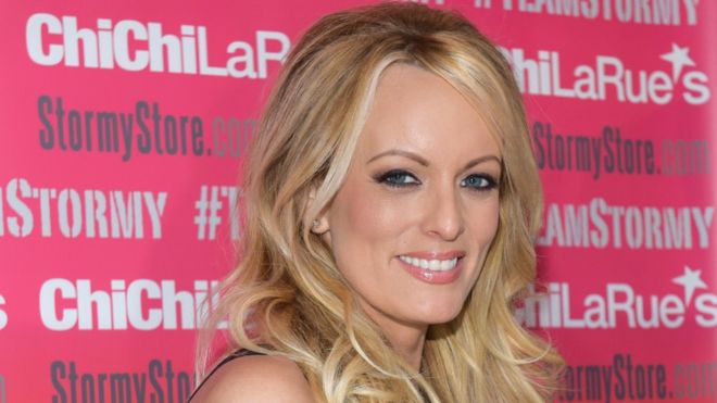 Stormy Daniels, la actriz porno que acusa a Trump, es arrestada “por dejar que la tocara un cliente” Stormy Daniels, la actriz porno que acusa a Trump, es arrestada