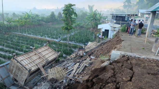 Fuerte sismo de magnitud 6,4 en Indonesia deja al menos 14 muertos