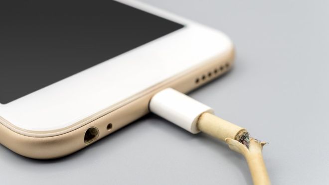 Los peligros de cargar tu teléfono con un cable roto, falso o defectuoso Los peligros de cargar tu teléfono con un cable roto, falso o defectuoso