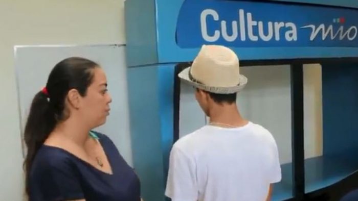 Madre colombiana se entera de acto vandálico cometido por su hijo y lo va a entregar a la policía Madre colombiana se entera de acto vandálico cometido por su hijo y lo va a entregar a la policía