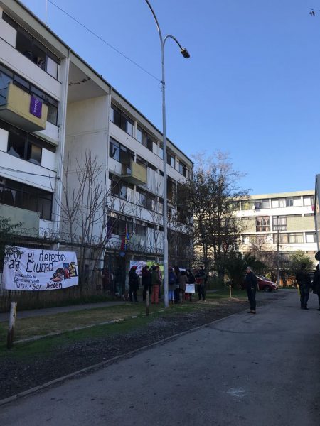 Familias de Ñuñoa se toman block de la Villa Olímpica y exigen reanudar diálogo con el Gobierno por viviendas sociales Familias de Ñuñoa se toman block de la Villa Olímpica y exigen reanudar diálogo con el Gobierno por viviendas sociales