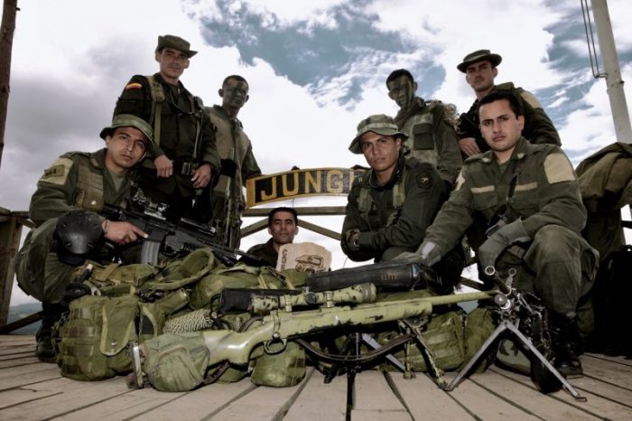 Comando Jungla: el historial de la policía colombiana que formó a Carabineros para operar en La Araucanía Comando Jungla: el historial de la policía colombiana que formó a Carabineros para operar en La Araucanía
