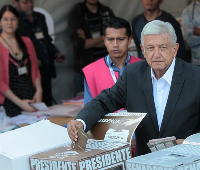 López Obrador vota y dice que mexicanos deciden entre “lo mismo y el cambio” López Obrador vota y dice que mexicanos deciden entre