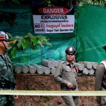 Horas claves: Seis niños dejan atrás la zona inundada de la cueva en Tailandia y son llevados a un hospital