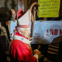 Funan a Ezzati en la Catedral de Santiago: manifestantes exigen renuncia de obispos