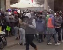 Haitianos esperan hace días afuera de su embajada para regularizar su situación en Chile