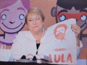 Bachelet muestra su respaldo a Lula: Posa en Brasil con polera en apoyo al ex Presidente