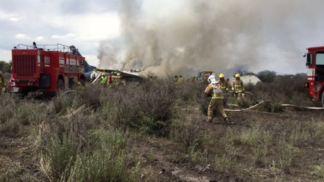 México: un avión de Aeroméxico cae poco después de despegar de Durango con 101 personas a bordo México: un avión de Aeroméxico cae poco después de despegar de Durango con 101 personas a bordo