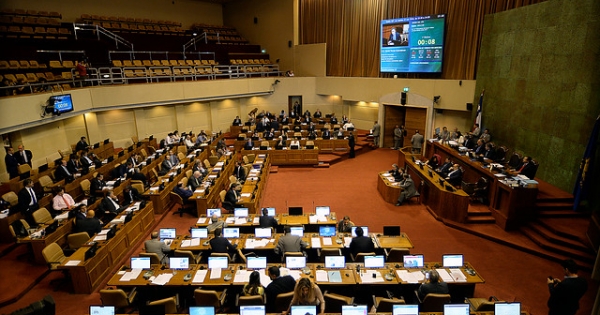Termómetro Digital U. Central: Polémica por currículums “inflados” empeora evaluación del Congreso Termómetro Digital U. Central: Polémica por currículums “inflados” empeora evaluación del Congreso