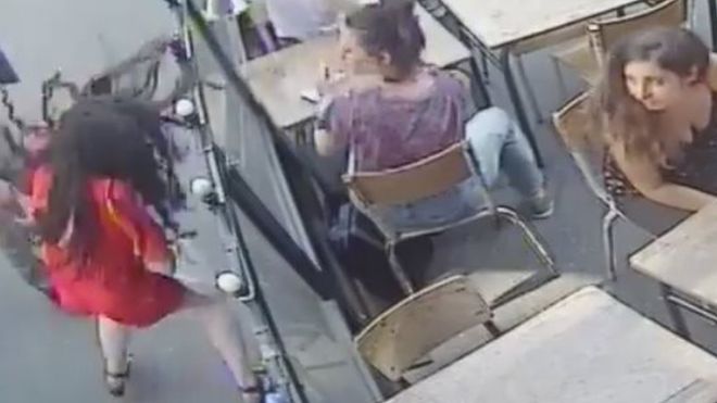 La indignación que causó en Francia el video de la brutal agresión a una mujer en la calle La indignación que causó en Francia el video de la brutal agresión a una mujer en la calle