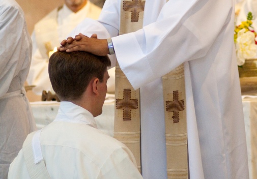 Trasladan a dos sacerdotes implicados en abusos a menores que habitaban al lado del Colegio San Ignacio Trasladan a dos sacerdotes implicados en abusos a menores que habitaban al lado del Colegio San Ignacio