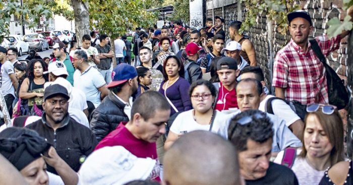 Comisión de Gobierno Interior rechazó exigir permanencia definitiva a migrantes para optar a beneficios sociales Comisión de Gobierno Interior rechazó exigir permanencia definitiva a migrantes para optar a beneficios sociales