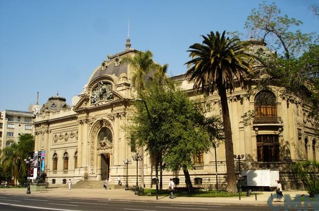 Al rojo el conflicto en el Museo de Bellas Artes: Sindicato de la DIBAM cierra filas con Farriol Al rojo el conflicto en el Museo de Bellas Artes: Sindicato de la DIBAM cierra filas con Farriol