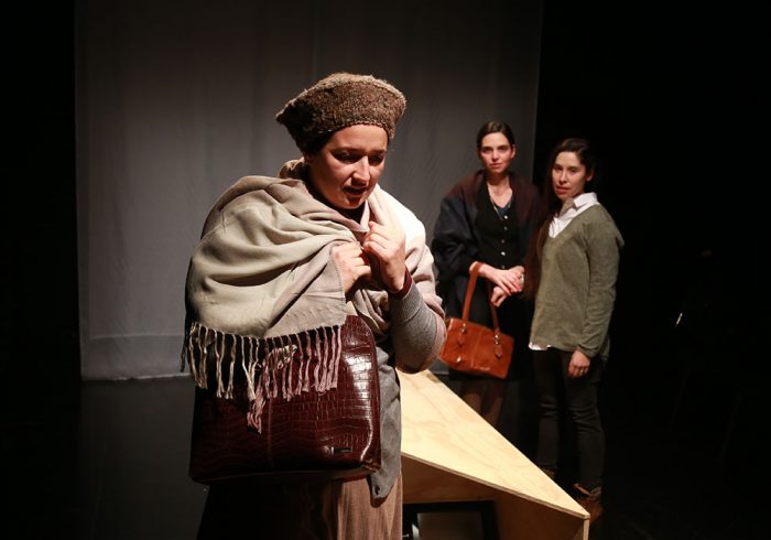 Obra “El país sin duelo” en Sala de Teatro de la U. Mayor Obra “El país sin duelo” en Sala de Teatro de la U. Mayor