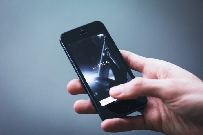 “Un traje a la medida”: taxistas critican proyecto de ley para regular Uber y Cabify