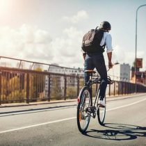 Estallido social y pandemia propician que uso de la bicicleta comience a ganarle terreno al automóvil