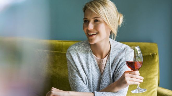 «Ni siquiera una copa al día»: lo que dice sobre el consumo de alcohol el mayor estudio sobre enfermedad y muerte del mundo