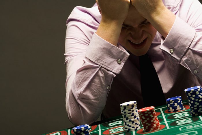 «Saquémosle el máximo provecho»: UDI propone que la ludopatía sea una causal de divorcio