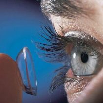 Lentes de contacto pueden contribuir a contaminación del agua con microplásticos