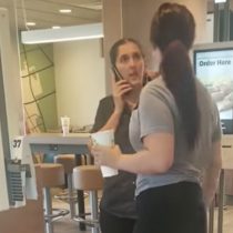 Trabajadora de McDonald's arroja su teléfono a la cara de una clienta que la escupió