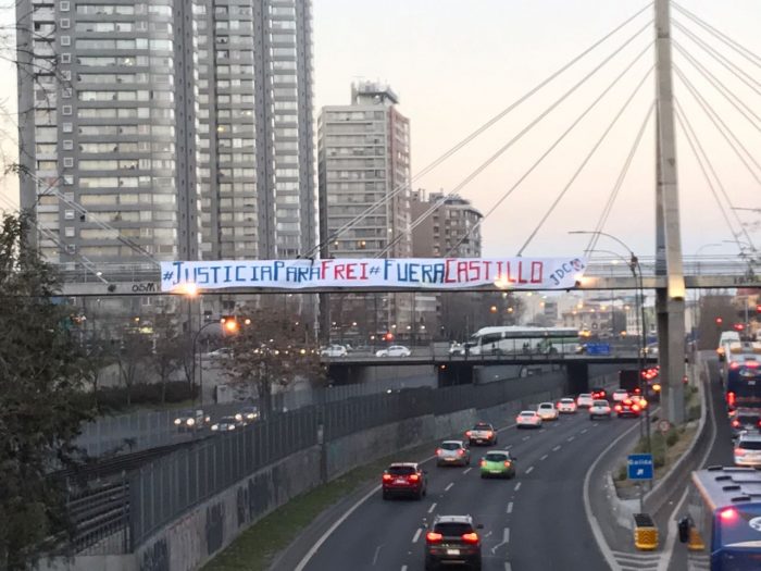 “Justicia para Frei, fuera Castillo”: la DC cuelga lienzo y presiona al Gobierno