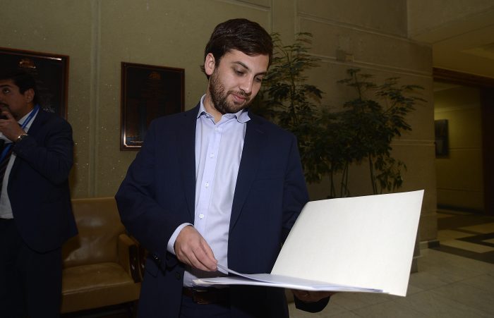 Diputado Soto (DC) propone fijar por ley aguinaldo obligatorio de 50% de la remuneración mensual Diputado Soto (DC) propone fijar por ley aguinaldo obligatorio de 50% de la remuneración mensual