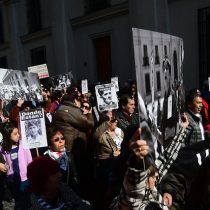 Familiares de detenidos desaparecidos marchan hacia el palacio de Tribunales