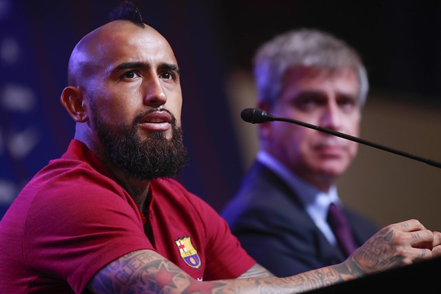 Vidal asegura que llegó con todo al Barcelona: “Vengo a ganarme un puesto de titular entre los mejores” Vidal asegura que llegó con todo al Barcelona: