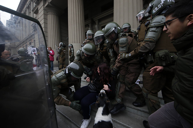 Desalojan a 50 manifestantes tras protesta en Tribunales por libertad a violadores de DD.HH. Desalojan a 50 manifestantes tras protesta en Tribunales por libertad a violadores de DD.HH.
