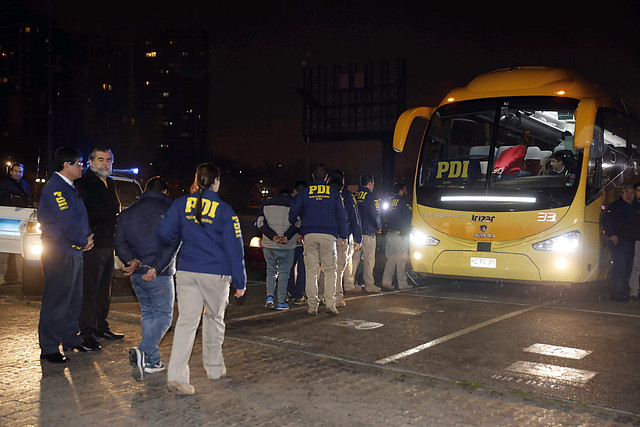 Gobierno a lo Trump: expulsan a 69 bolivianos y ocho peruanos Gobierno a lo Trump: expulsan a 69 bolivianos y ocho peruanos