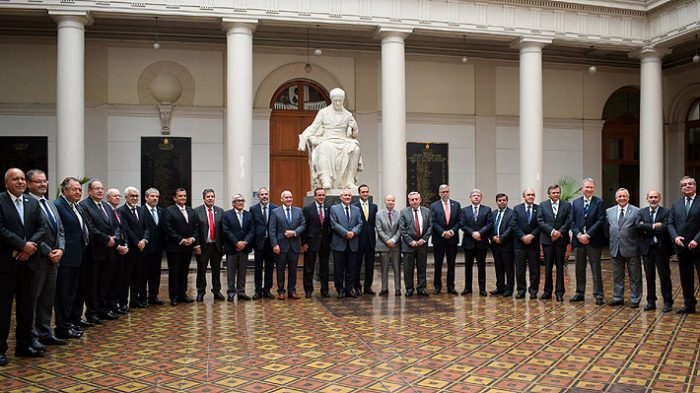 Internacionalización de la Educación Superior y Desafíos País a 64 Años de la Creación del CRUCH Internacionalización de la Educación Superior y Desafíos País a 64 Años de la Creación del CRUCH