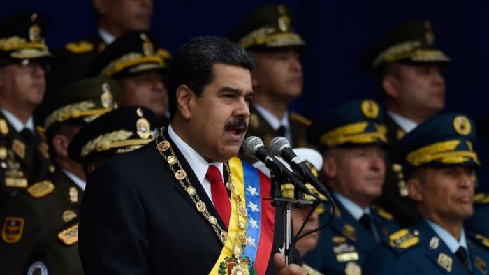 Nicolás Maduro es evacuado durante un acto oficial debido a una fuerte explosión Nicolás Maduro es evacuado durante un acto oficial debido a una fuerte explosión