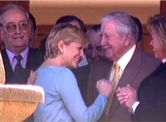 “Bachelet corre a abrazar a Fidel Castro”: la crítica de Matthei que le terminó jugando en contra