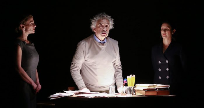 Crítica obra “Relatividad”: vida pública, vida privada Crítica obra “Relatividad”: vida pública, vida privada