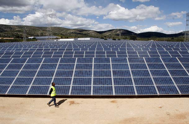 Pelea al rojo con la ministra Jiménez: empresas solares acusan que se han trabado cientos de millones en inversión Pelea al rojo con la ministra Jiménez: empresas solares acusan que se han trabado cientos de millones en inversión