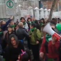 Mujeres se manifiestan frente a la embajada de Argentina en apoyo al aborto libre, seguro y gratuito