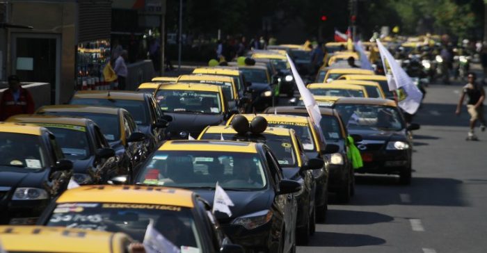 Carabineros investiga pelea entre taxistas y un chofer de Uber que terminó con un fallecido Carabineros investiga pelea entre taxistas y un chofer de Uber que terminó con un fallecido